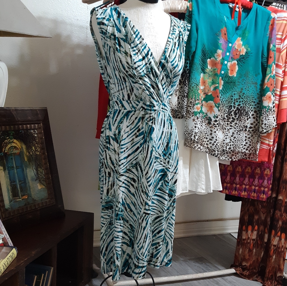 Womens dress Sz Medium Blue Green Summertime Stretchy DAISY FUENTES